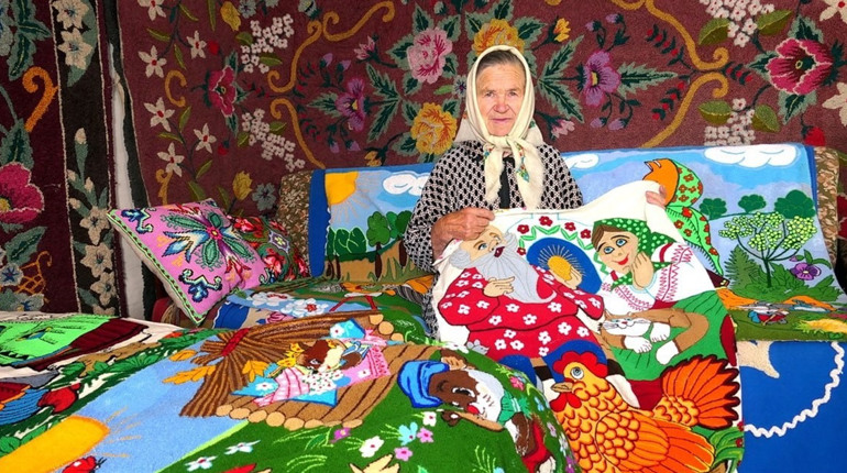 «Щоби люди пам’ятали». У селі Шевченкове 89-річна майстриня витинає унікальні казкові килими