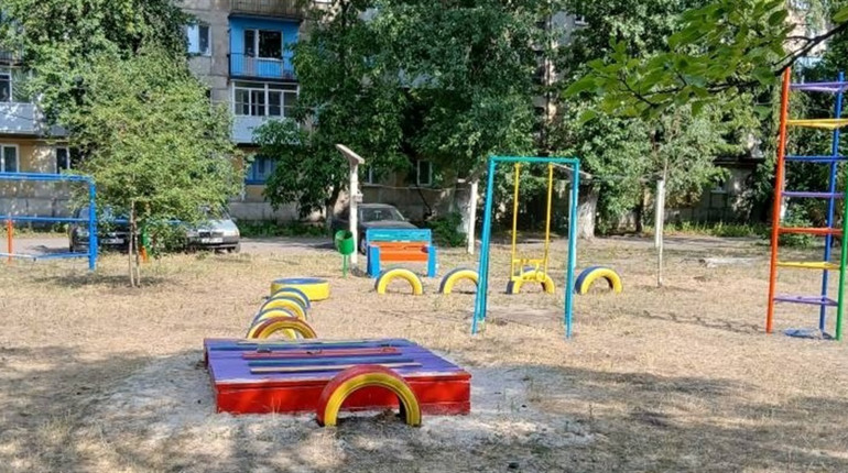 Як жовтоводці відновлюють черговий дитячий майданчик: фото
