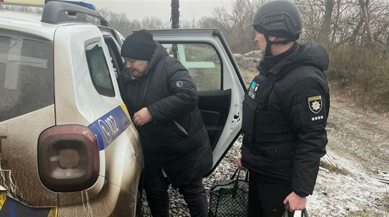 Поліція допомагає мешканцям Куп’янщини евакуюватися до більш безпечних місць