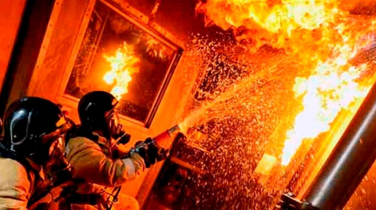 Понад вісім годин рятувальники приборкували масштабне загоряння в Марківці