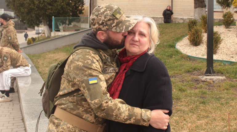 У центрі Городка зібралися добровольці. Городоччан проводжали у дорогу на захист України
