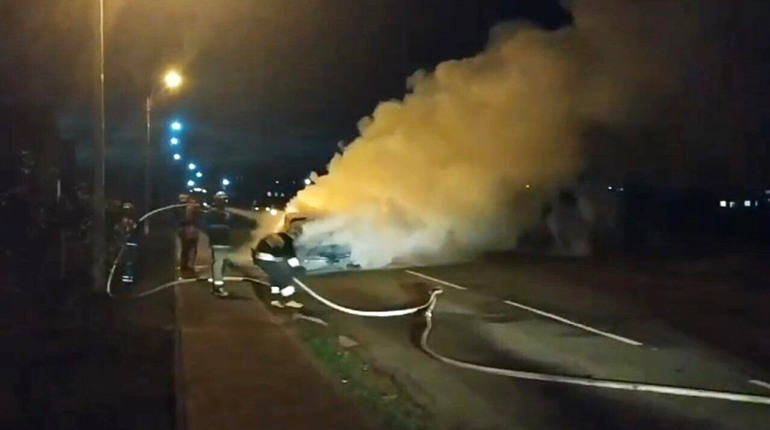 У Сарнах на ходу загорілось авто