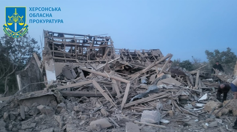 Росіяни зранку обстріляли Берислав: ворожий снаряд поцілив у будинок, є загиблі