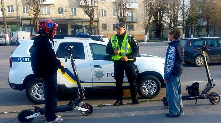 Новини Старокостянтинівщини: про гарячу воду, наслідки негоди, електросамокатчиків та перемоги