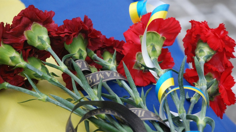 Майже два роки надії та молитов: Шостка прощається з Героєм, який повернувся додому "на щиті"