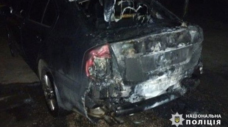 Черкаські правоохоронці затримали чоловіка, який підпалив авто сусідів
