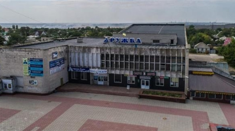 В окупованому Лисичанську палала "Дружба". Спочатку зруйнували авіаударом, а тепер вогнем