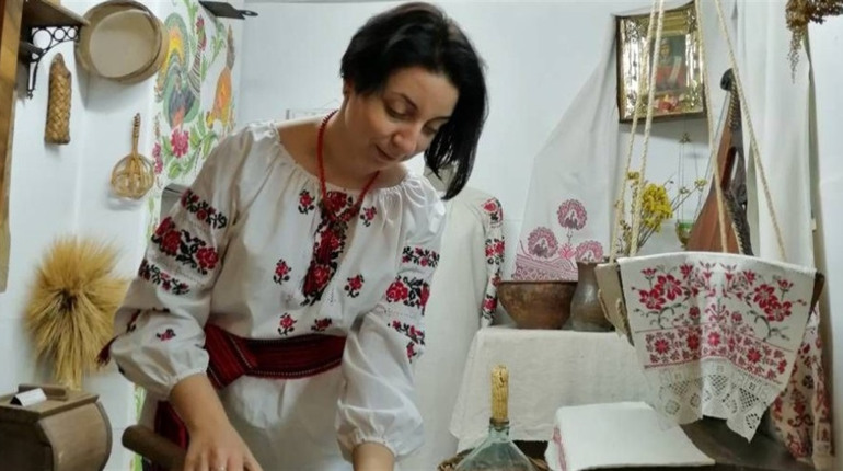 Сорочка для захисника. Переселенка з Донеччини вишиває бойові обереги для воїнів