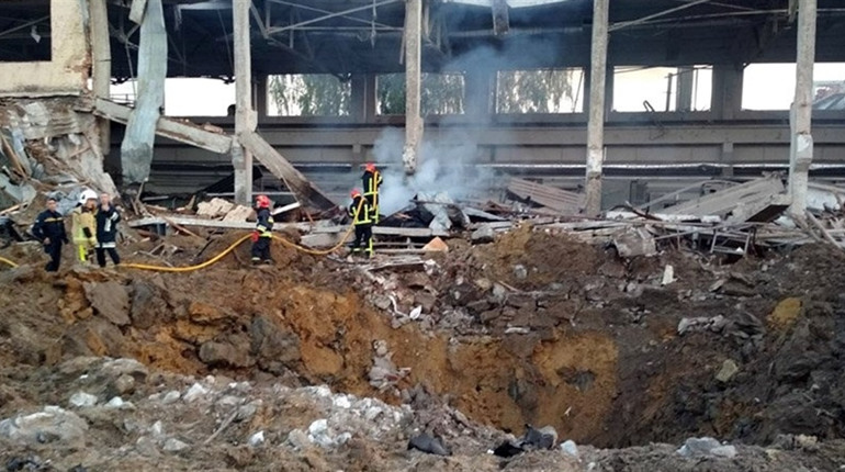 Поліцейські показали наслідки ворожих ракетних ударів по Шепетівці