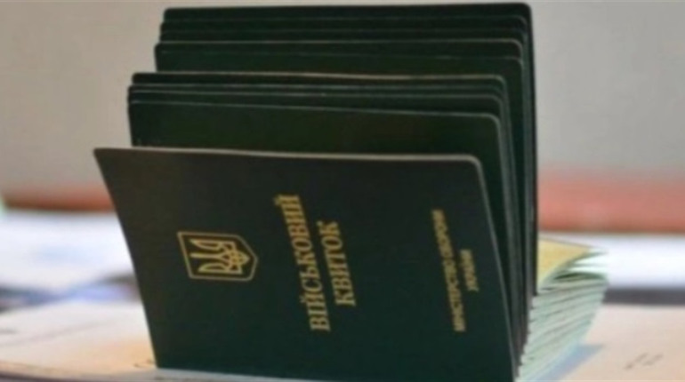 Чоловікам, окрім повістки, можуть вручити оповіщення: що це за документ та чи має юридичну силу