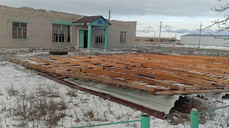 Зірвало дах та обірвало електродроти: наслідки вітру у Лозовій та районі