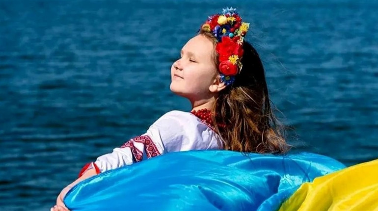 Школярка Кіра Вішнякова пише листи військовим на передову