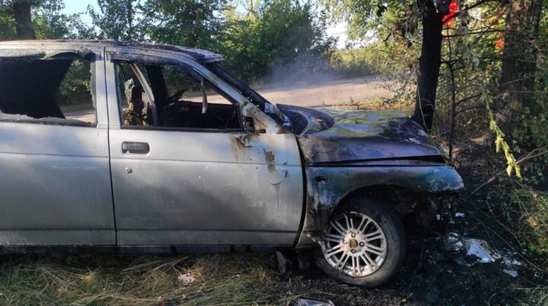 Автомобиль съехал на обочину и загорелся