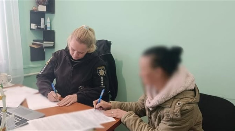 Пограбувала літню жінку: у П'ятихатках поліцейські затримали зловмисницю