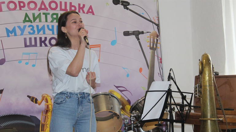 Вона вперше за два місяці вийшла на сцену і вперше співала для військових