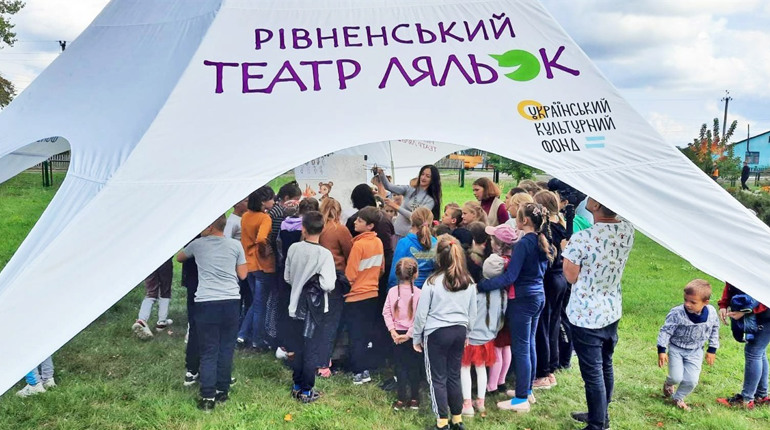 У Вараський район завітає обласний театр ляльок. Вистави покажуть у Володимирці, Воронках, Заболотті