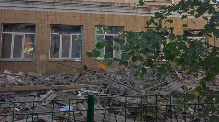 Росіяни вночі обстріляли Курахове. Зруйнована гімназія та житлові будинки