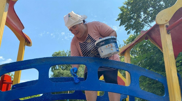У Жовтих Водах місцеві активісти привели до ладу дитячий майданчик: відео