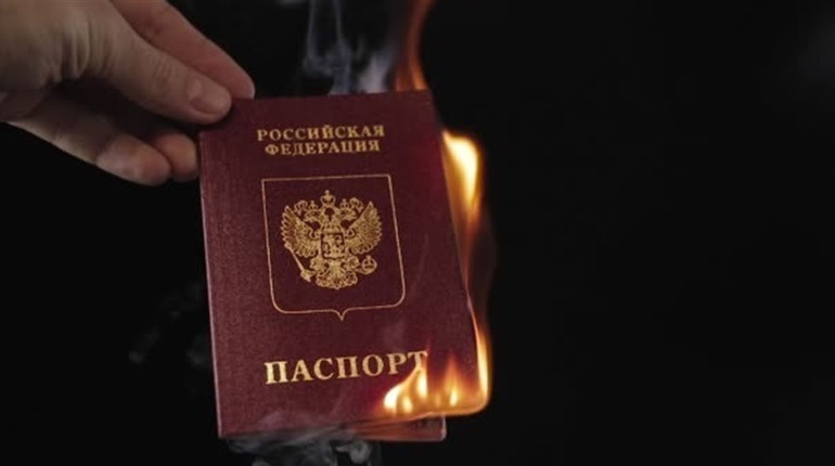 Громадянка рф, яка живе на Білопільщині, спалила свій російський паспорт