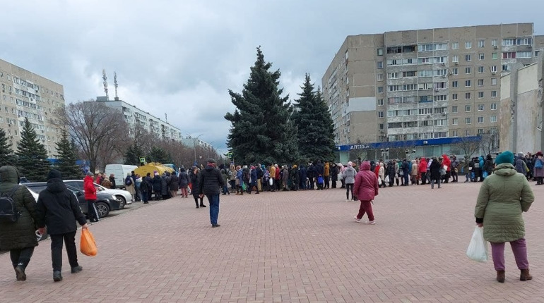 Молоко южноукраїнцям привезли друзі з Агрономії. Розливають безкоштовно. Фото