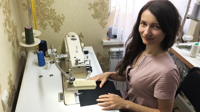 Шила сукні, а тепер броніки та шеврони. Як біляївська дизайнерка знаходить замовлення під час війни