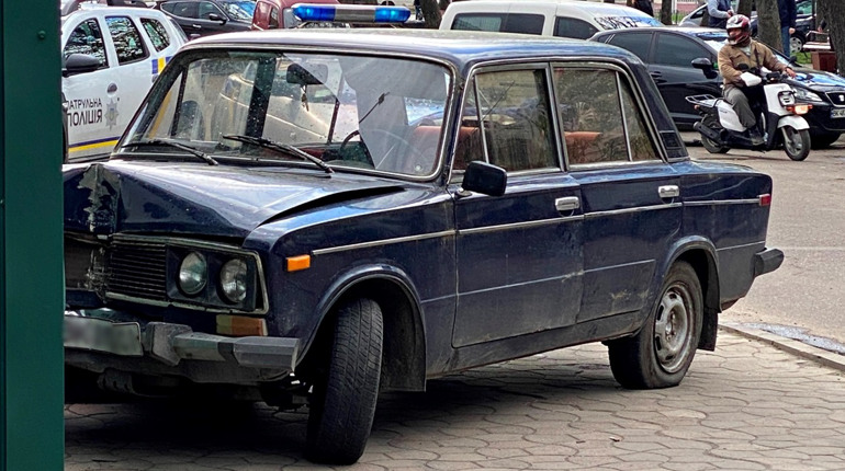 У центрі Сарн на тротуар вилетіли «Жигулі»