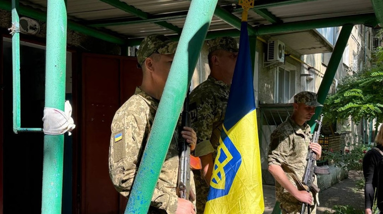 Первомайськ прощається із захисником України Олегом Цевенком