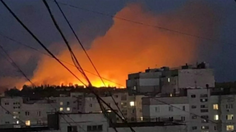 В окупованому Луганську пролунали вибухи. Потужна пожежа вирує в ЛВВАУШі, місто заполонив густий дим