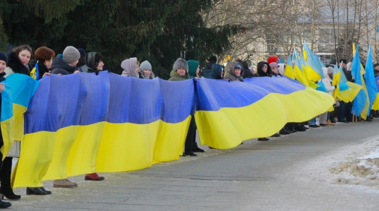 "Наша єдність - наша сила": нетішинців закликають долучитися до "живого ланцюга єднання"