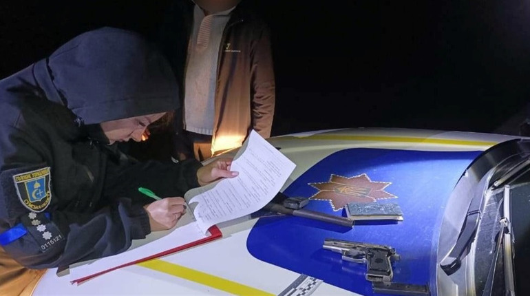 У Шостці порушник комендантської години виявився п'яним і озброєним