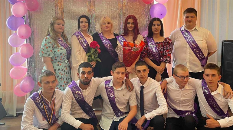 Прощання одинадцятикласників зі школою в Молодіжному. Як відбувалося святкування