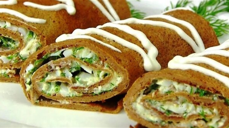 Рецепт дня: рулетики з печінкових і звичайних млинців з сирною начинкою