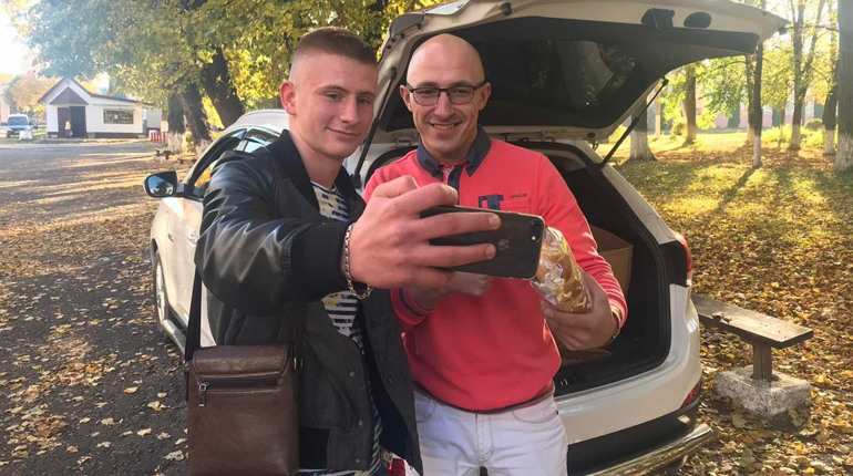 Пекар Роман Олексюк знову приїхав з Італії до Кіцманя зі смачними гостинцями власного виробництва