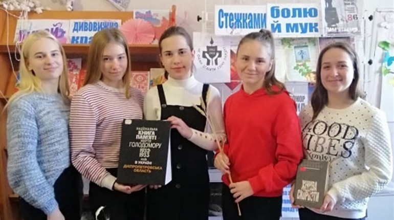 В Петропавлівську бібліотеку для дітей на патріотичну годину завітали учні Петропавлівської школи №1