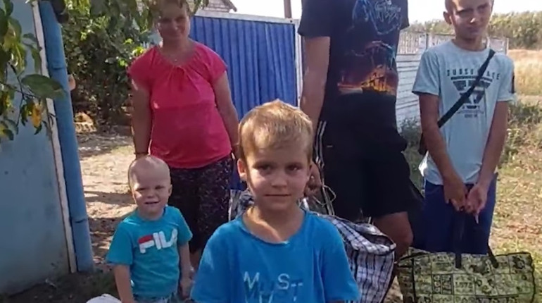 З іконами та тваринами: поліцейські евакуювали ще 10 людей з Мар'їнської громади. ВІДЕО