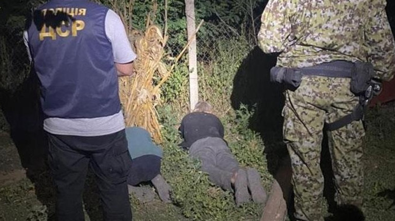 3700 доларів за послугу: поліція затримала злочинну групу, яка переплавляла ухилянтів за кордон