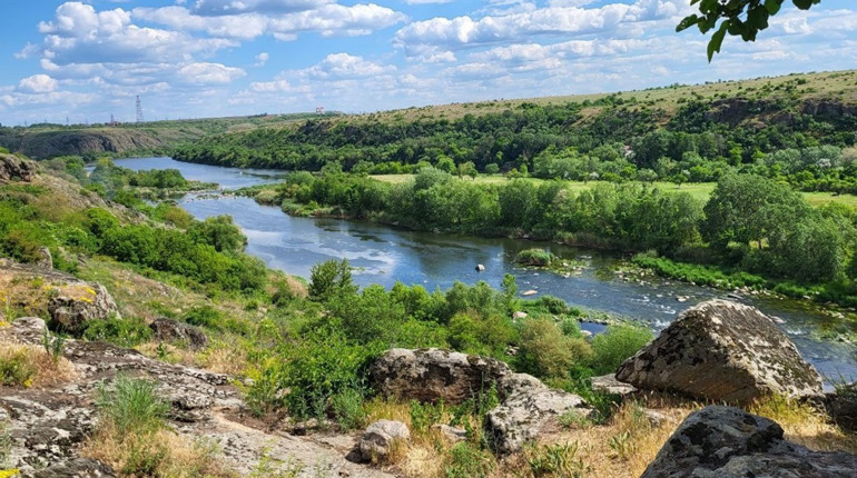 Атомник з друзями замість прогулянок збирає сміття на березі Південного Бугу