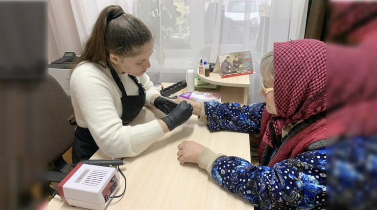 На манікюр записалися жінки та чоловіки. До стареньких у Лісоводи приїхали майстрині б'юті-сфери