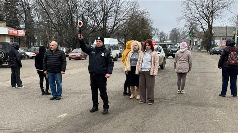 Хвилина мовчання на дорозі: у Берестині зупиняють транспорт на одному з перехресть