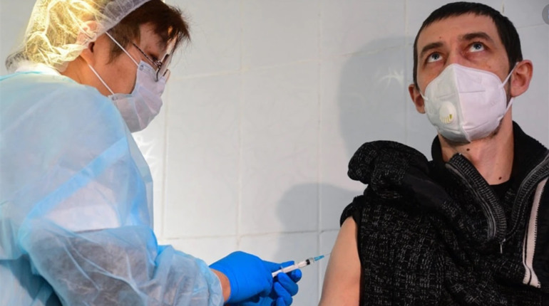 Як у Біляївці проходить вакцинація: скільки людей її отримали, хто в черзі, і чи є побічні ефекти