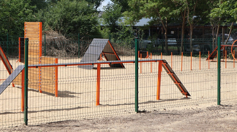 У Південноукраїнську облаштували майданчик для тренування собак