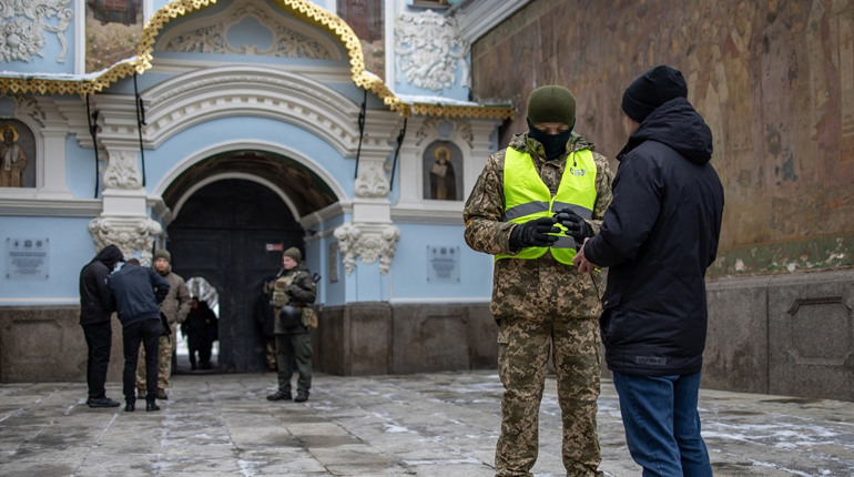 СБУ знайшла проросійську літературу, мільйони готівки та громадян рф у приміщеннях УПЦ (МП)