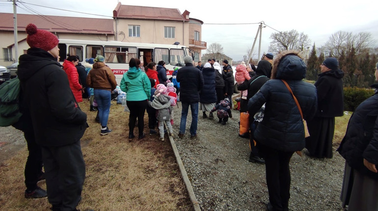 Втекти від війни: які права мають українці за межами кордону