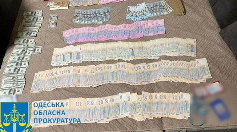 Отримала понад 250 тисяч: в Южному затримали посадовицю на хабарі (ФОТО)
