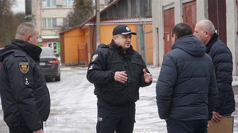 На Кременеччині передали авто для правоохоронців на передову