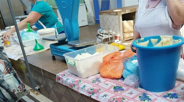 Мухи літають роєм: у Новій Каховці перевіряли торгівлю