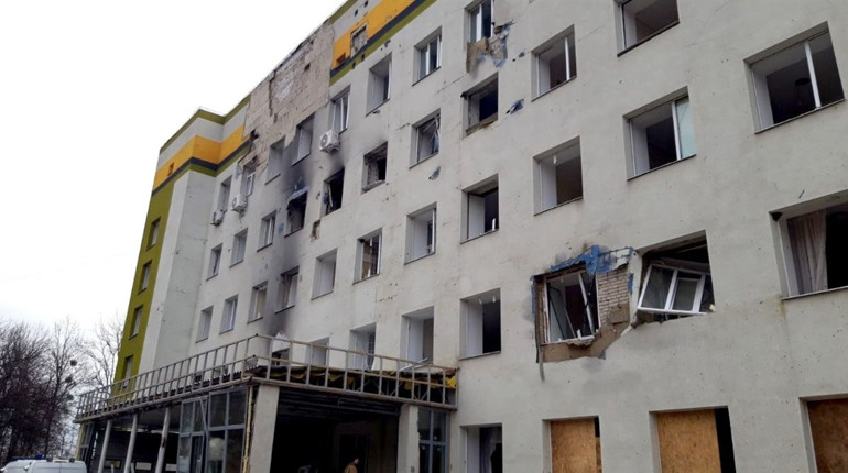 Лікарню в Тростянці консервують після обстрілу: рятувальники утеплили вікна і прибрали сміття