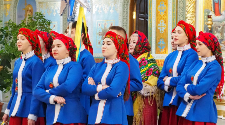 "Нас єднає коляда": у Нетішині пройшов фестиваль колядок та щедрівок