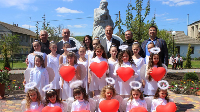 На Одещині відкрили перший пам’ятник Матері. Як це відбувалося