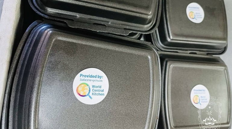 Волонтери World Central Kitchen нагодували гарячими обідами нужденних у Покровську